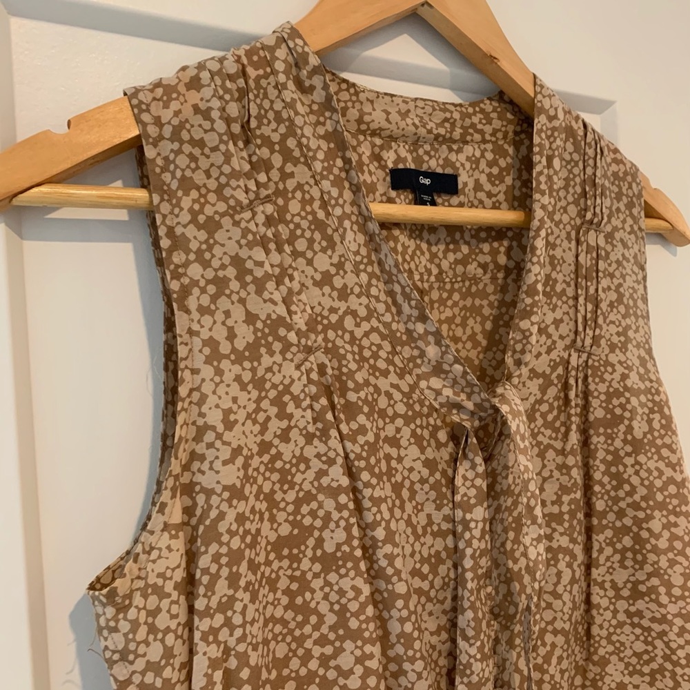 5 for $45/ Gap Sleeveless Neutral Blouse